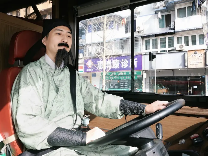 李白开公交，杜甫当导游："老夫聊发少年狂，一脚油门到草堂"，成都公交让诗仙诗圣集体再就业