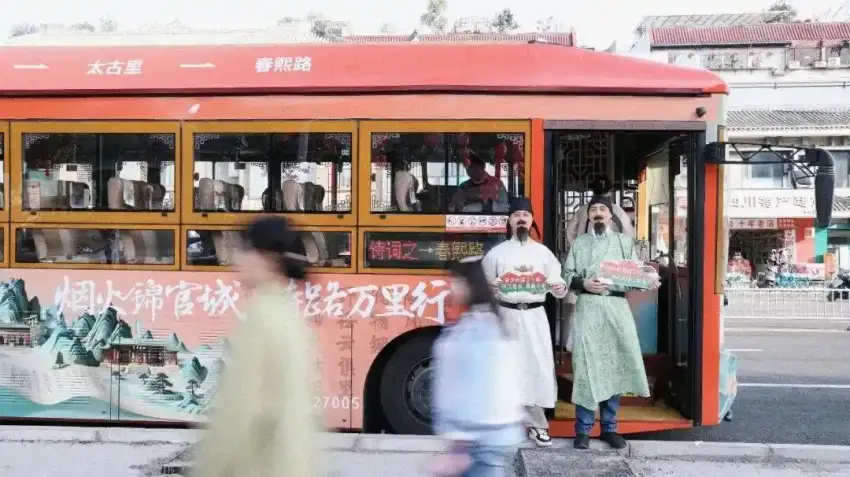 李白开公交，杜甫当导游："老夫聊发少年狂，一脚油门到草堂"，成都公交让诗仙诗圣集体再就业